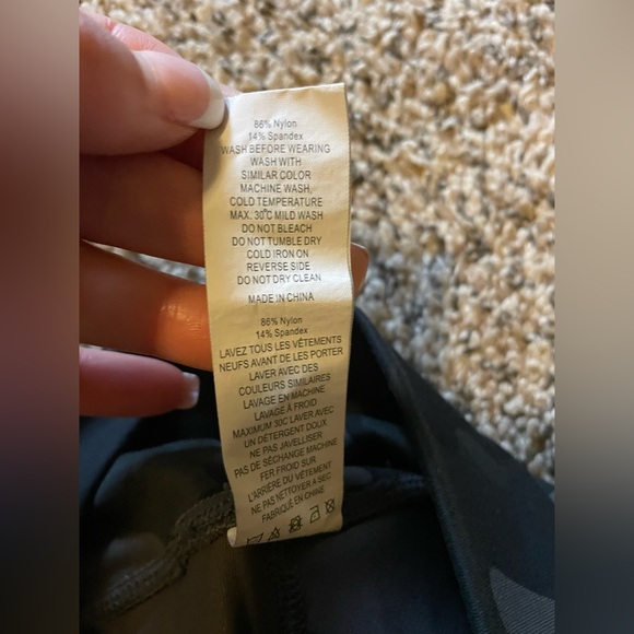 Zyia Active Camo Capri Leggings size 6-8 - Picture 3 of 5